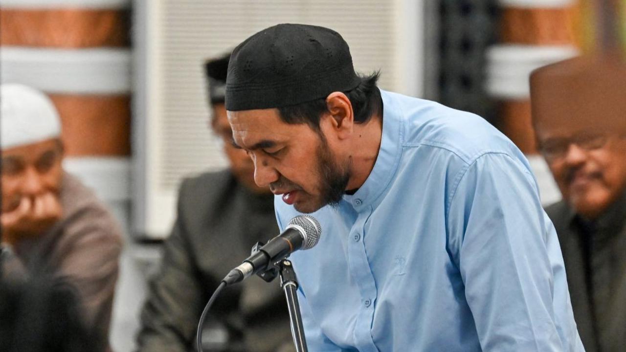 Bakal calon gubernur Aceh,&nbsp;Muzaki Manaf menjalani tes baca Alquran di Masjid Raya Baiturrahman, Banda Aceh, pada Rabu (4/9/2024).&nbsp;Komisi Independen Pemilihan (KIP) Provinsi Aceh melaksanakan uji mampu baca Alquran terhadap pasangan bacagub dan b