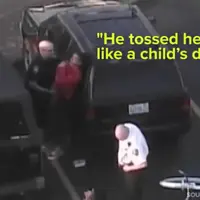 Merasa tak bersalah, perempuan ini menolak untuk ditahan oleh seorang polisi, cuma karena mengendarai sepeda di area parkir mobil. 