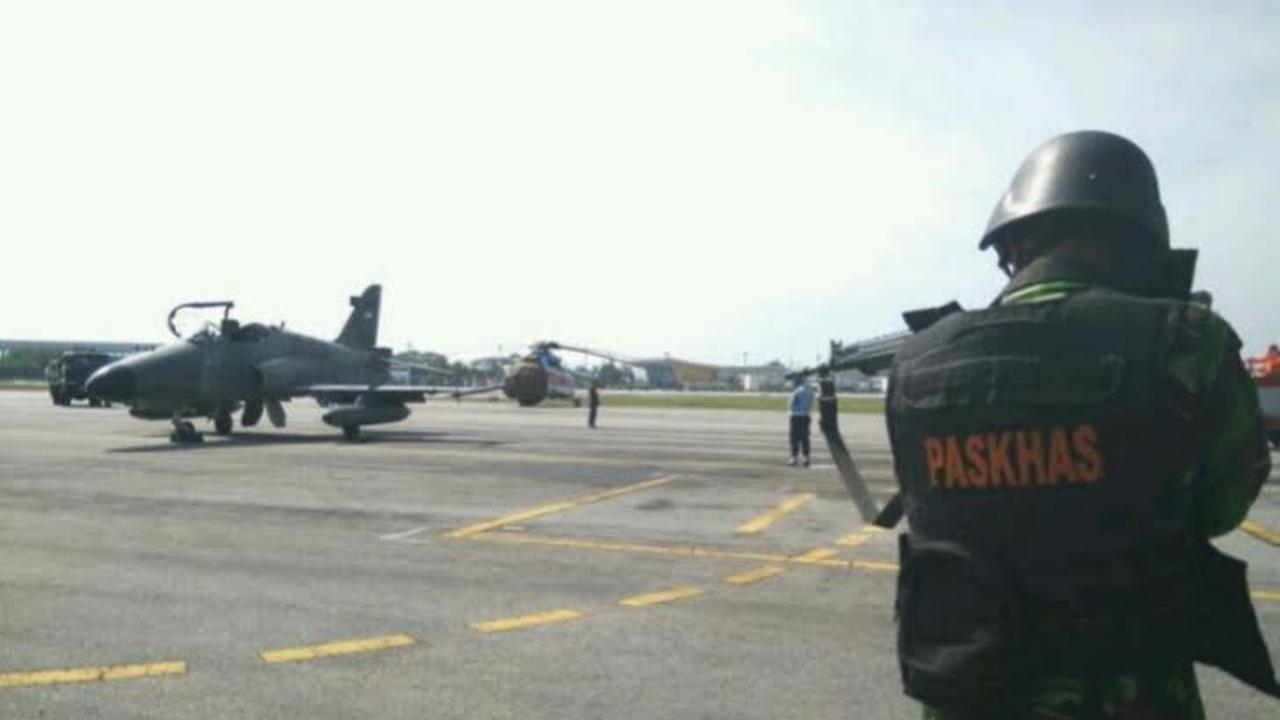 Simulasi menurunkan paksa pesawat asing