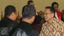 Irman Gusman menyapa tim kuasa hukum usai sidang di Pengadilan Tipikor Jakarta, Senin (20/2). Irman divonis 4,5 tahun penjara karena terbukti menerima suap Rp 100 juta terkait kuota pembelian gula impor di Perum Bulog. (Liputan6.com/Helmi Afandi)