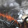 Kobaran Api melahap kereta api yang dibakar pengunjuk rasa di stasiun kereta api Secunderabad di Hyderabad, India, Jumat (17/6/2022). Hampir 500 pengunjuk rasa jauh melebihi jumlah polisi saat mereka mengamuk selama lebih dari satu jam di stasiun kereta api Secundrabad di India selatan. (AP Photo/Mahesh Kumar A)