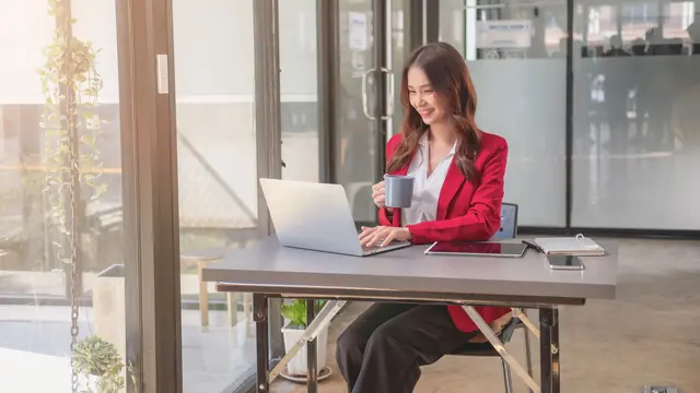 wanita september tampak profesional