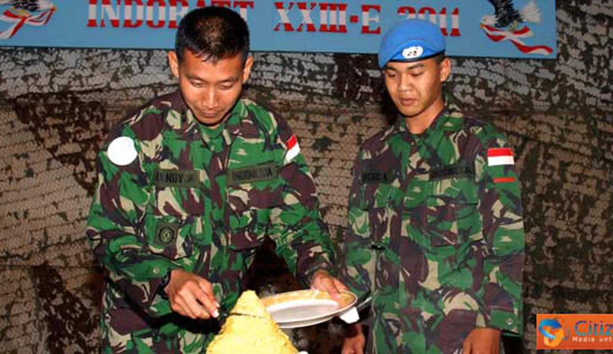 Citizen6, Lebanon: Pemotongan tumpeng oleh Komandan Indobatt. (Pengirim: Badarudin Bakri Badar)