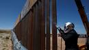 Seorang pekerja AS sedang mengelas bagian dari dinding perbatasan AS-Meksiko di Sunland Park, AS (09/9). AS dan Mexico dipisahkan oleh sekat teritorial yang menandakan wilayah kedaulatan masing-masing negara. (REUTERS/Jose Luis Gonzalez)