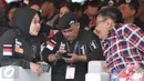 Cawagub DKI Jakarta Djarot Saiful Hidayat dan Sylviana Murni berbincang saat menghadiri acara Deklarasi Kampanye Damai di Silang Monas, Jakarta, Sabtu (29/10). (Liputan6.com/Yoppy Renato)