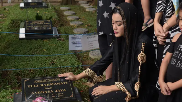 [Bintang] Keluarga di Makam di Julia Perez