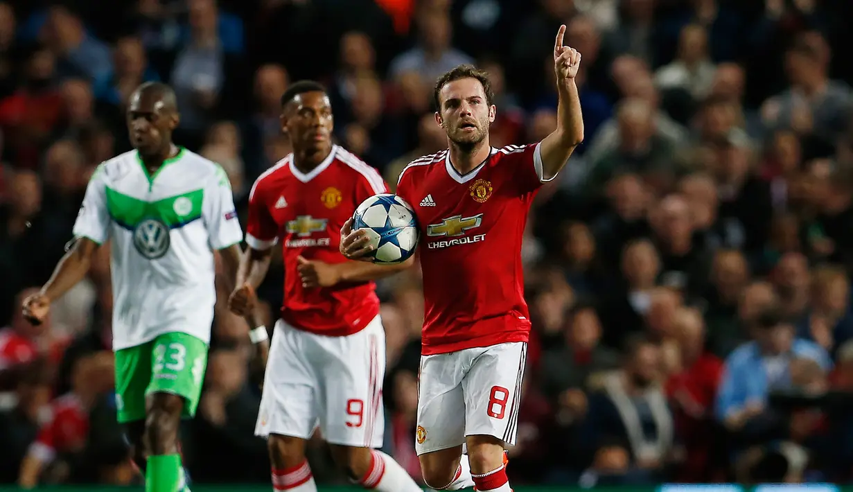 Gelandang MU, Juan Mata (kanan) melakukan selebrasi usai mencetak gol kegawang Wolfsburg pada laga Liga Champions di Stadion Old Trafford, Inggris, Kamis (1/10/2015). MU menang atas Wolfsburg dengan skor 2-1. (Reuters/Lee Smith)