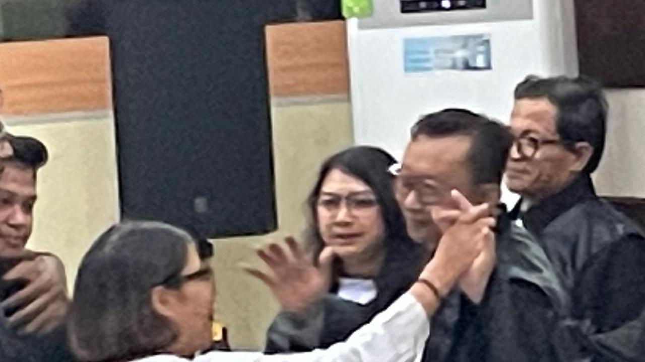Haris Azhar Teriak Usai Divonis Bebas: Kita Menang, Hancurkan Oligarki