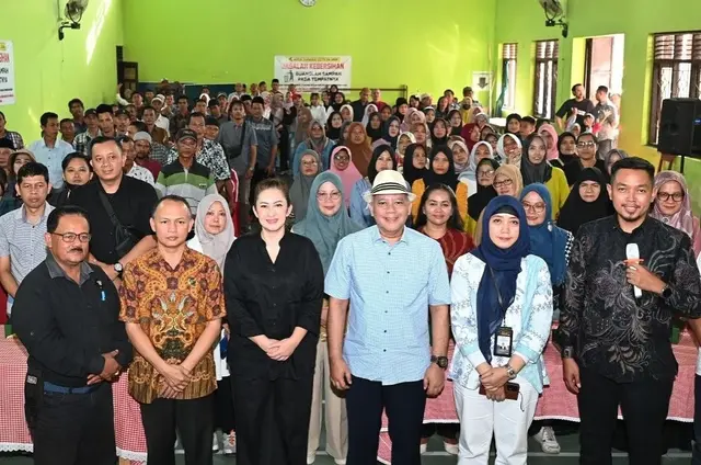 Nafa Urbach janji serahkan gaji anggota DPR untuk rakyat, begini 8 potret gayanya saat blusukan