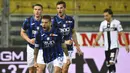 Pemain Atalanta merayakan gol yang dicetak Alejandro Gomez ke gawang Parma pada laga lanjutan Serie A di Stadio Ennio Tardini, Rabu (29/7/2020) dini hari WIB. Atalanta menang 2-1 atas Parma. (Massimo Paolone/LaPresse via AP)