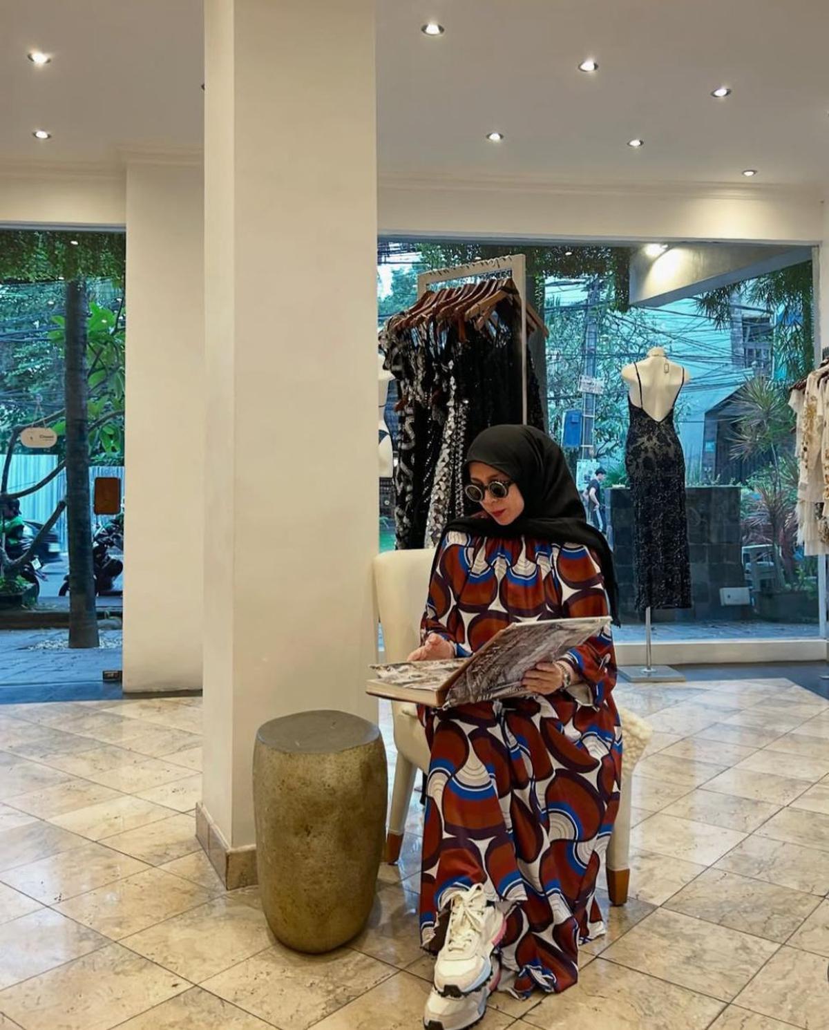 Pesona Melly Goeslaw di Usia 51 Tahun, Netizen Terpukau dengan Gaya Modisnya