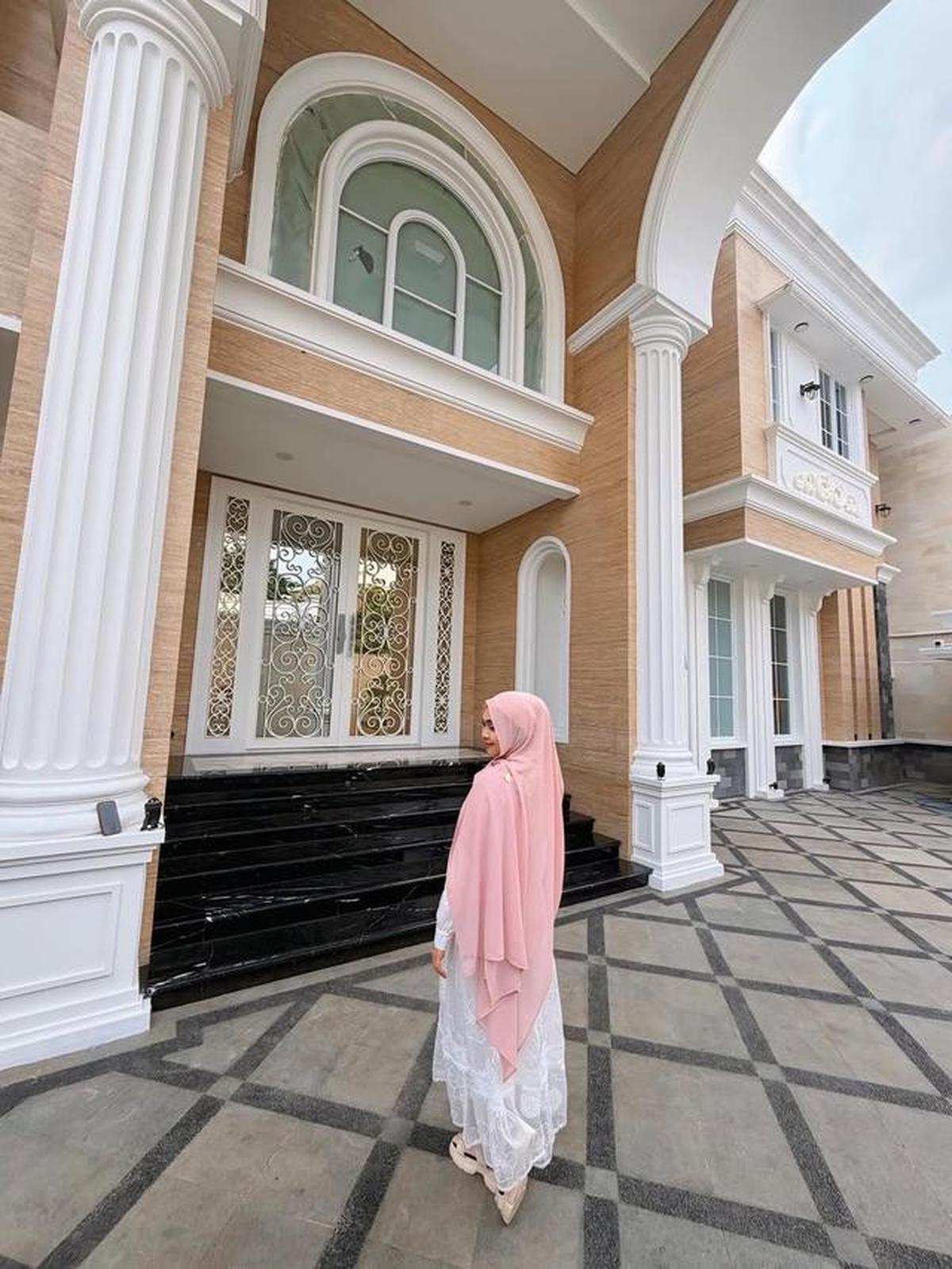 7 Potret Fasad Rumah Baru Ria Ricis, Elegan dan Mewah