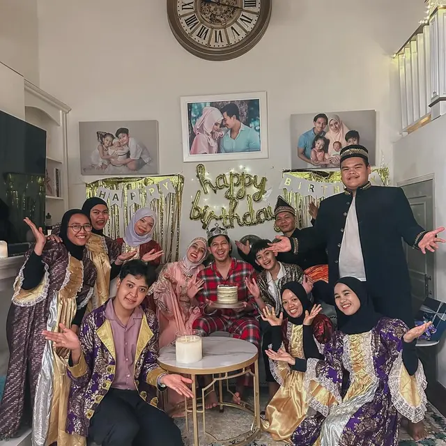 6 Potret Ultah Sederhana Sonny Septian ke-40, Kejutan Penuh Cinta Menjadi Obat