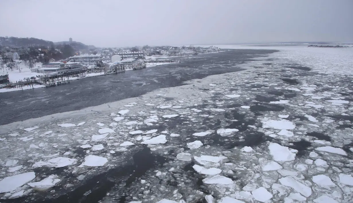 Potongan es mengapung di Sandy Hook Bay setelah badai salju yang menerjang New Jersey Shore, (4/1). Badai salju ini diperkirakan akan memecahkan rekor cuaca dingin yang pernah terjadi sebelumnya. (AP Photo / Julio Cortez)