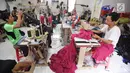 Pekerja menyelesaikan jahitan pakaian di kawasan sentra konveksi Kampung Bulak Timur, Cipayung, Depok, Kamis (9/5/2019). Awal bulan puasa hingga seminggu menjelang lebaran merupakan masa kesibukan penyelesaian jahitan di kawasan yang dihuni ratusan pelaku UMKM konveksi ini. (merdeka.com/Arie Basuki)
