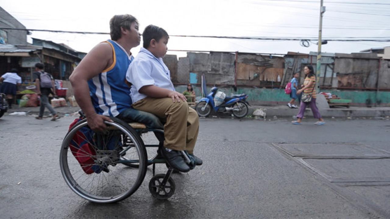 Antar Anak Pakai Kursi Roda, Perjuangan Ayah Difabel Bikin Mewek