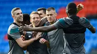Sejumlah pemain Liverpool saat melakukan latihan ringan di St. Jakob -Park , Basel , Swiss, (17/5). Memenangkan juara Europa League  merupakan kesempatan Liverpool beraksi dipanggung Eropa musim depan. (Reuters / Arnd Wiegmann)