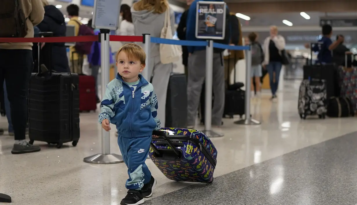 Terlepas dari inflasi dan kenangan akan krisis perjalanan liburan di masa lalu, jutaan orang diperkirakan akan memadati bandara dan jalan raya dalam jumlah yang mencapai rekor selama liburan. (AP Photo/George Walker IV)
