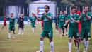 Para pemain New York Cosmos memberi hormat pada penonton yang hadir dalam laga melawan timnas Kuba tersebut (AFP/Yamil Lage)