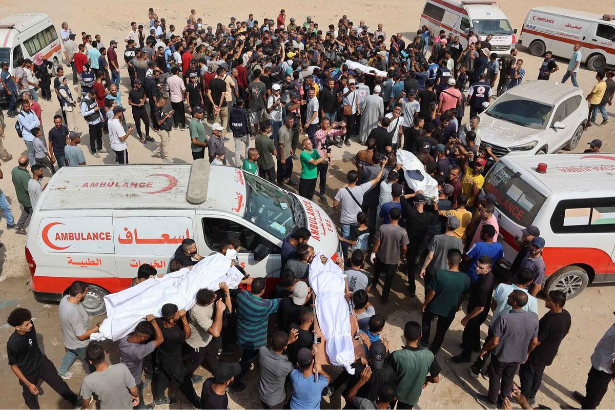 FOTO: Tangis Haru Iringi Pemakaman Lima Jurnalis Al Jazeera Korban Serangan Israel di Gaza