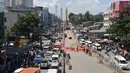 Sejumlah kendaraan mengalami kemacetan di Jalan Raya Cipulir, Jakarta, Kamis (30/4/2015). Pembangunan jalan layang terpanjang Tendean-Ciledug (9,3 kilometer) untuk transjakarta Koridor XIII berimbas pada kemacetan panjang . (Liputan6.com/Andrian M Tunay)