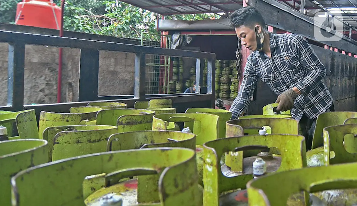 Pekerja menata tabung LPG 3 kg di agen LPG kawasan Cibubur, Jakarta, Jumat (26/2/2021). Pemerintah berencana mengalokasikan dana subsidi LPG 3 kg pada tahun 2021 sebesar Rp 37,85 triliun. (Liputan6.com/Herman Zakharia)