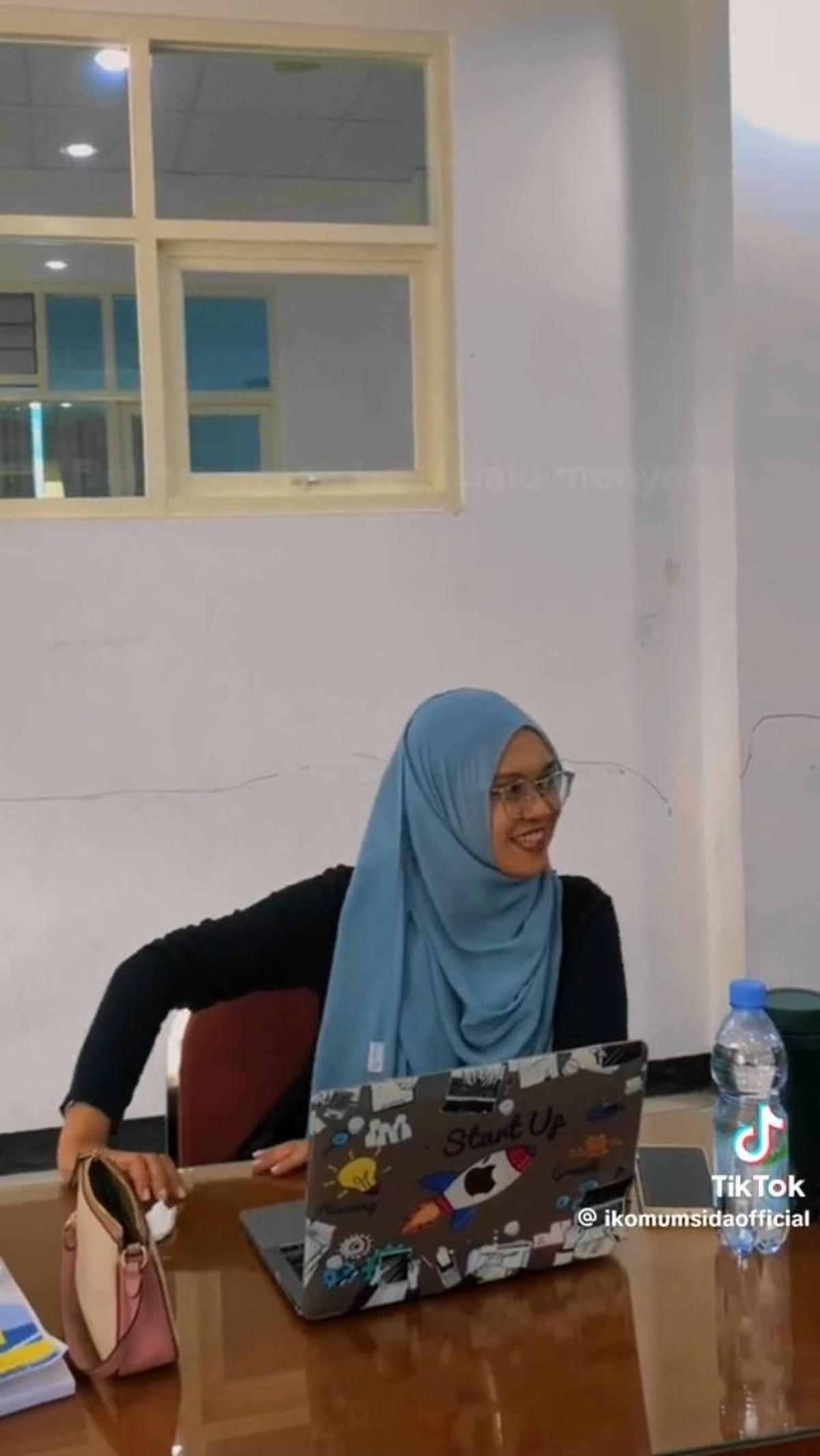 Beberapa penguji pun tampak serius menyimak penjelasan mahasiswi ini.