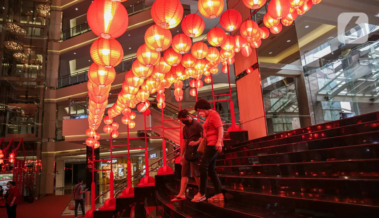 Pengunjung berjalan di bawah ribuan lampion di Mall Taman Anggrek, Jakarta, Rabu (26/1/2022).  Hiasan tersebut dalam rangka memeriahkan perayaan Tahun Baru Imlek 2573. (Liputan6.com/Faizal Fanani)