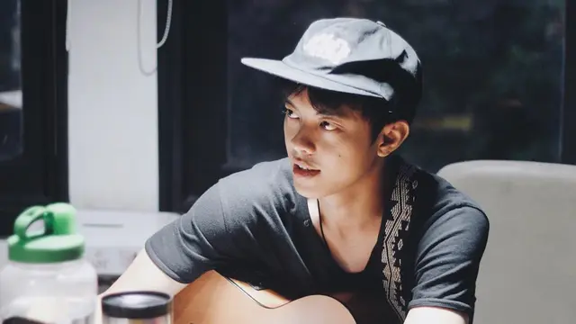 Gaya Bisma Karisma saat Pakai Topi, Tampil Trendi