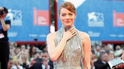 Penampilan aktris Emma Stone saat menghadiri pembukaan Festival Film Venice ke-73di Italia, (31/8). Festival ini digelar hingga 10 September. (REUTERS/Alessandro Bianchi)