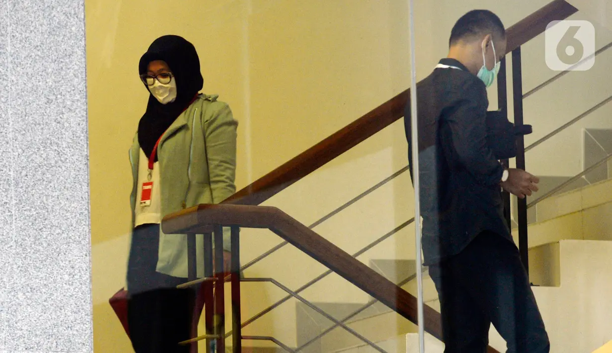 Ketua Unit Layanan Pengadaan Bakamla, Leni Marlena (kiri) usai menjalani pemeriksaan oleh penyidik di Gedung KPK, Jakarta, Kamis (11/06/2020). Leni Marlena diperiksa sebagai tersangka terkait kasus di Badan Keamanan Laut (Bakamla) RI Tahun 2016. (merdeka.com/Dwi Narwoko)