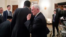 Wakil Presiden Amerika Serikat (AS), Mike Pence menghadiri acara buka puasa bersama di Gedung Putih, Washington, Rabu (6/6). Acara yang dihadiri para undangan dari perwakilan internasional itu digelar di State Dining Room. (AP/Andrew Harnik)