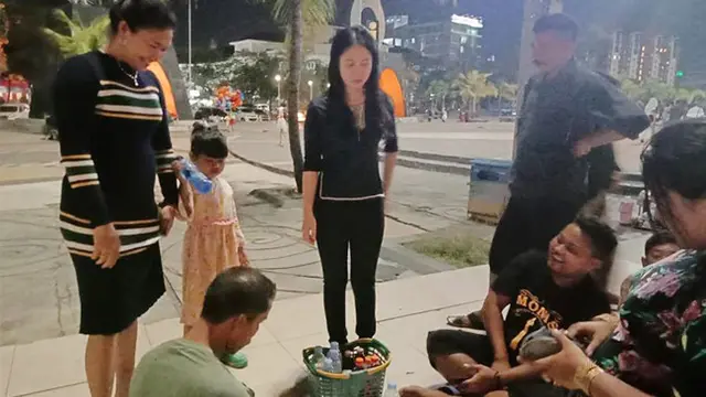 Berparas Cantik, Pedagang Asongan Ini Bikin Warganet Kepincut
