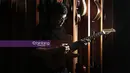 Tohpati dari segi pembawaannya terlihat kalem dan memiliki sifat ramah. Tapi, saat diatas panggung, berbagai genre disikatnya, terutama jazz, etnik dan funk yang belakangan ini menjadi lahan eksplorasinya.  (Bambang E. Ros/Bintang.com)