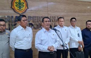 Menteri Pertanian Andi Amran Sulaiman resmi mencabut izin usaha 2.039 kios pupuk bersubsidi. Pernyataan ini diungkap di Kantor Kementerian Pertanian, Jakarta, Senin (13/10/2025). (Liputan6.com/Arief)