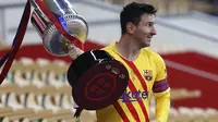 Bintang Barcelona Lionel Messi memegang trofi setelah memenangkan final Copa del Rey Spanyol 2021 melawan Athletic Bilbao di stadion La Cartuja di Seville, Spanyol, Sabtu 17 April 2021. (AP Photo / Angel Fernandez)