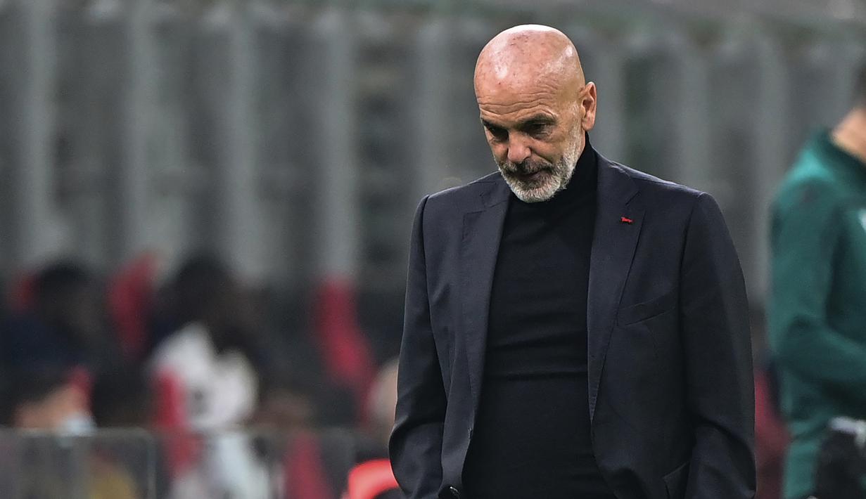 Pelatih AC Milan, Stefano Pioli, tampak kecewa usai timnya dikalahkan Lille pada laga lanjutan Liga Europa 2020/2021 di Stadion San Siro, Jumat (6/11/2020) dini hari WIB. AC Milan kalah 0-3 oleh Lille. (AFP/Miguel Medina)
