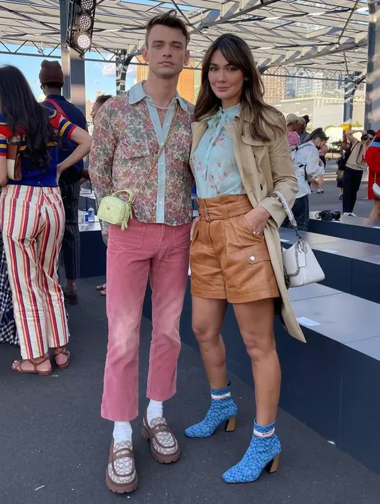 Bersanding serasi dengan aktor Thomas Doherty pada show  Coach, keduanya tampil kompak dengan sentuhan retro.