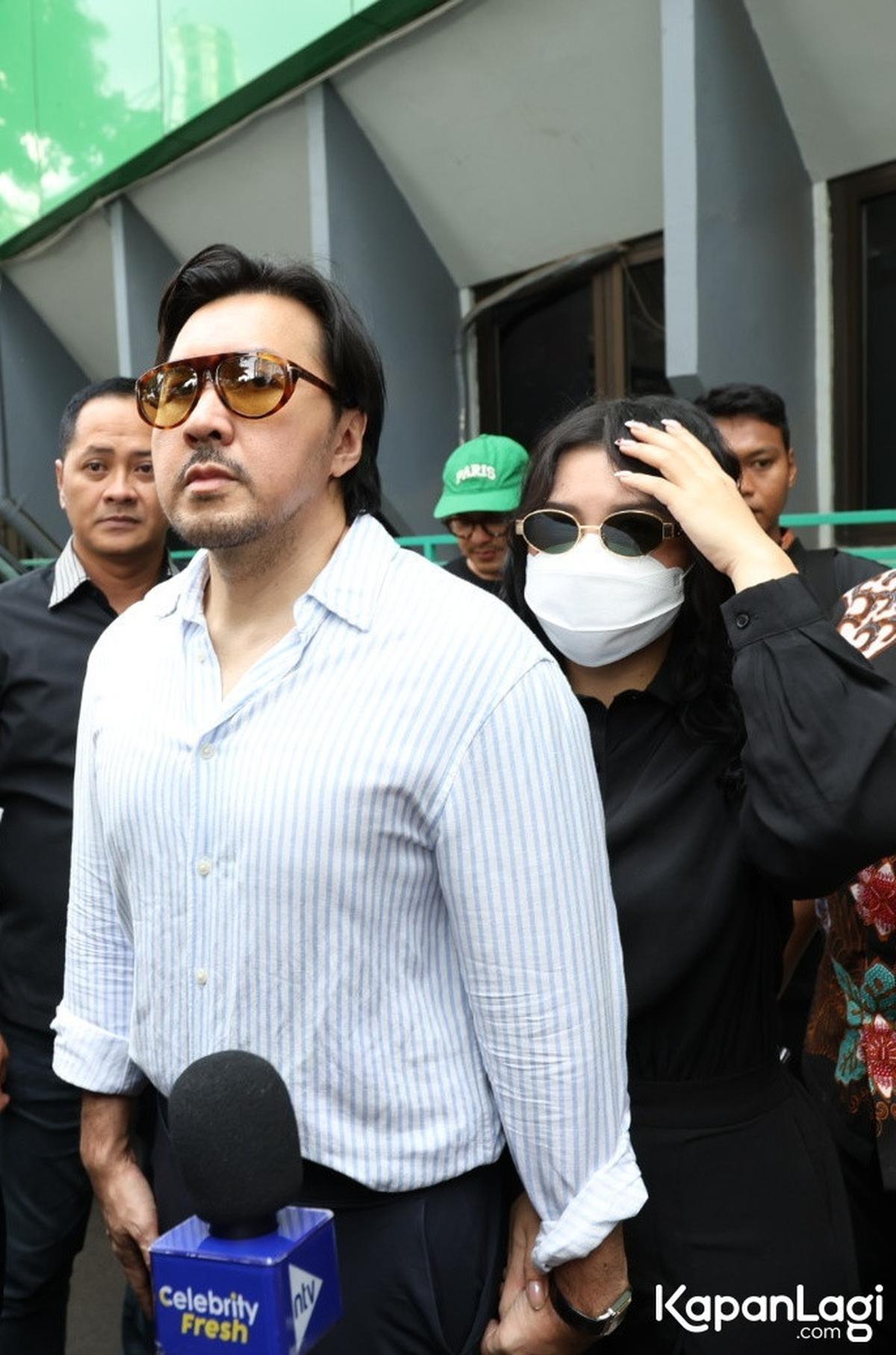 8 Potret David Bayu Ogah Melihat Terdakwa Kasus Video Syur Putrinya, Ternyata Ini Alasannya