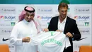 Pelatih asal Prancis, Herve Renard (kanan) dan ketua Federasi Sepakbola Saudi Yasser Almisehal (kiri) berpose dengan jersey Arab Saudi dengan nama dirinya di Jeddah (5/8/2019). Renard resmi menangani timnas Arab Saudi usai mundur dari kursi kepelatihan Maroko. (AFP Photo/Amer Hilabi)