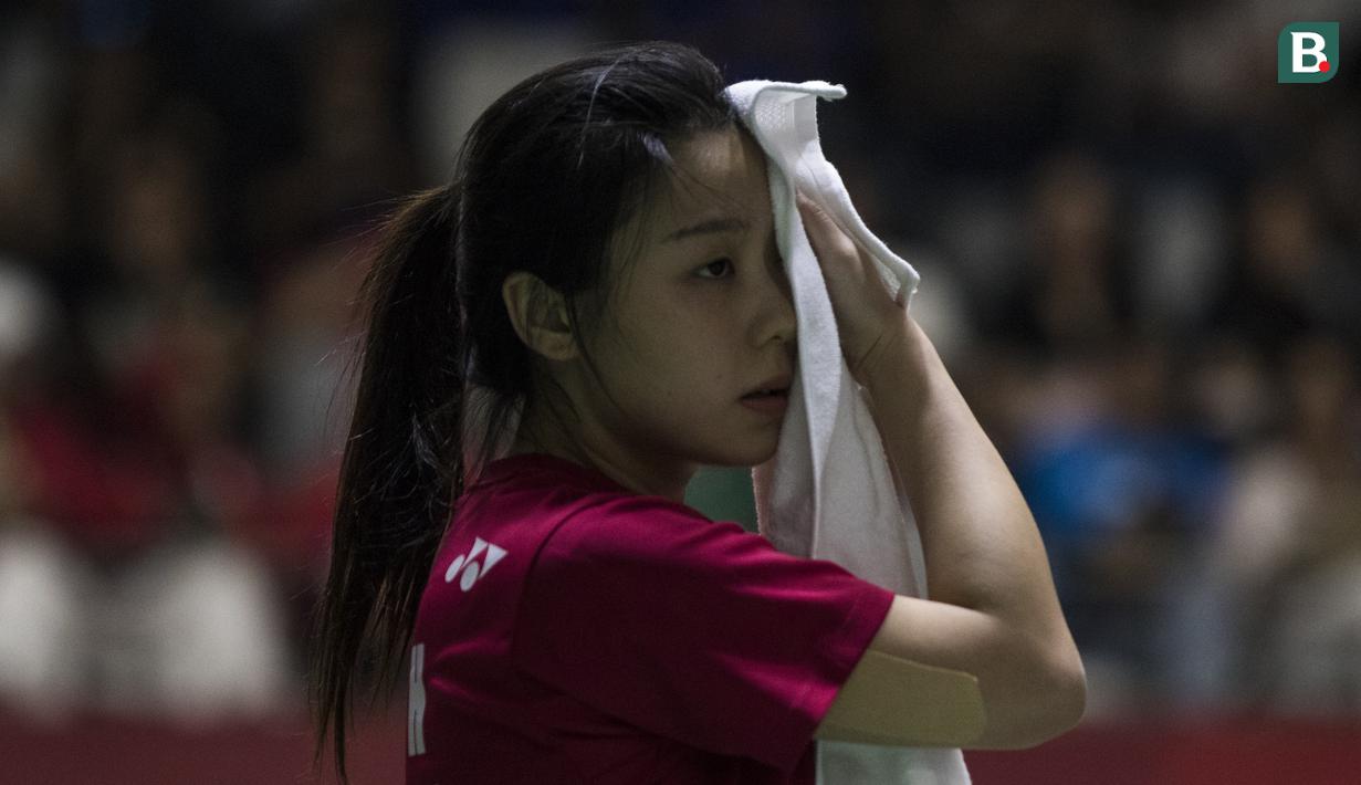 Pebulutangkis Hongkong, Tsz Huen Lam, melepas lelah saat tampil pada Asian Para Games cabang bulutangkis RR 3 di Istora Senayan, Jakarta, Kamis (11/10). (Bola.com/Vitalis Yogi Trisna)