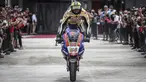 Toprak Razgatlioglu berhasil menjadi Juara Dunia meski hanya finis kedua di belakang Jonathan Rea pada Race 1 WSBK Mandalika 2021. Toprak memastikan gelarnya usai unggul 25 poin dari rivalnya, Rea. (AP/Achmad Ibrahim)