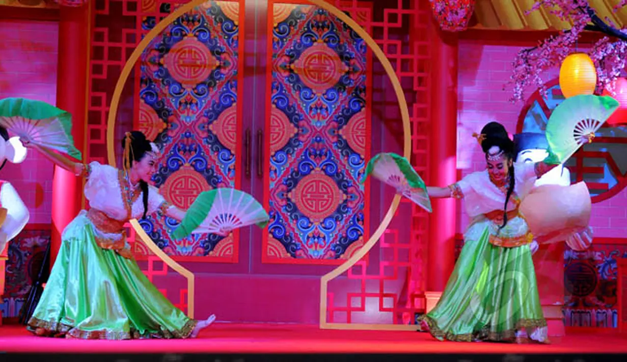Dua artis seni akrobat asal China beratraksi dalam pertunjukan "The Dazzling Duo Chinese Acrobatic Show" di Tangerang City Mall, Tangerang, Jumat (20/2/2015). Pertunjukan akrobat dalam rangka memperingati Imlek 2566. (Liputan6.com/Faisal R Syam) 