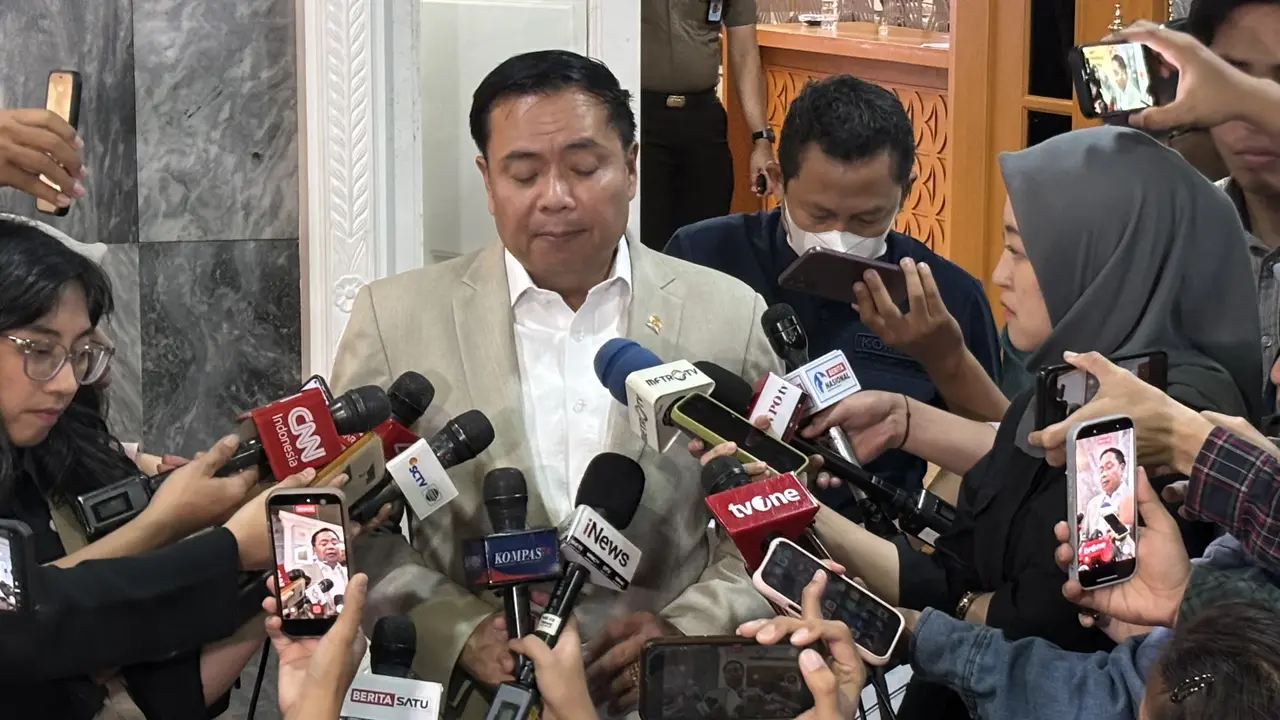 Ketua Komisi V DPR Lasarus usai rapat pembahasan revisi Undang-Undang (UU) Lalu Lintas dan Angkutan Jalan (LLAJ).