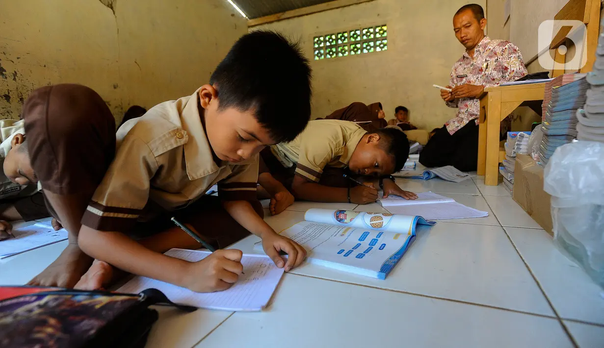 Mereka belajar dengan fasilitas seadanya. Tidak ada bangku, meja, dan juga papan tulis yang memadai. (merdeka.com/Arie Basuki)