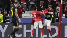 Penyerang Benfica,  Roman Yaremchuk (kanan) melakukan selebrasi setelah mencetak gol ke gawang Ajax pada pertandingan leg pertama babak 16 Liga Champions di Stadion Da Luz, Lisbon, Kamis (24/2/2022). Benfica bermain imbang atas Ajax 1-1.  (AP Photo/Armando Franca)