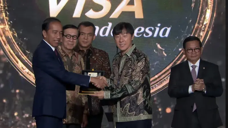 Presiden Joko Widodo (Jokowi) memberikan golden visa untuk pelatih Timnas Indonesia Shin Tae Yong alias STY di Hotel Ritz Carlton, Jakarta, Kamis (25/7/2024) (Liputan6.com/Muhamad Radityo Priyasmoro)