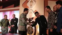 Menpora Imam Nahrawi (kiri) bersalaman dengan Duta Wushu Dunia Jet Li pada pembukaan Kejuaraan Dunia Wushu ke-13 di Jakarta Convention Centre, Jakarta, (13/11/2015). Kejuaraan Dunia Wushu  diikuti 904 atlet dari 74 negara. (Liputan6.com/Angga Yuniar)