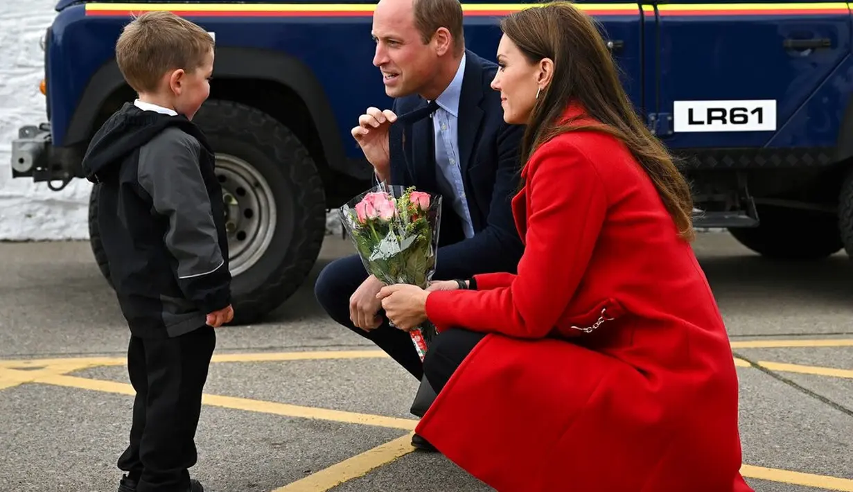 Pangeran William dan Kate Middleton saat mengunjungi Wales pada 27 Februari 2022. (Foto: Paul Ellis/Pool Photo vis AP)