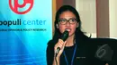 Niki Ayu, salah satu peneliti Populi Center saat memberikan keterangan hasil temuan mereka terkait dana siluman, Jakarta, Rabu (19/3/2015). Hasil survei 42,6 persen publik percaya kepada Ahok dalam menanggapi isu tersebut.(Liputan6.com/Yoppy Renato)